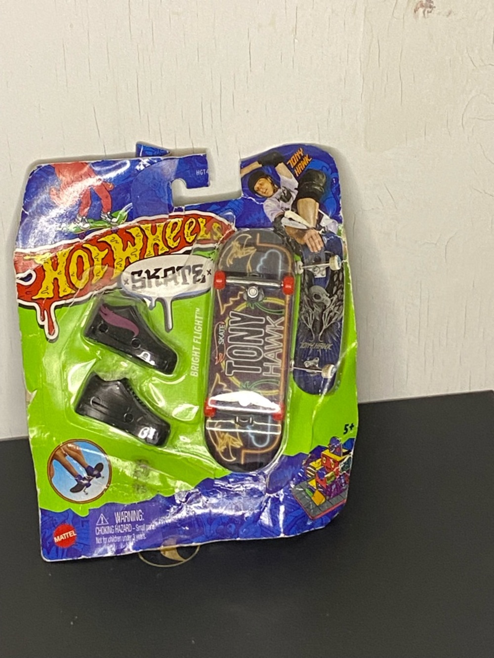 Hot Wheels Tony Hawk 2022 Fingerboard Skate Set - Black & Red